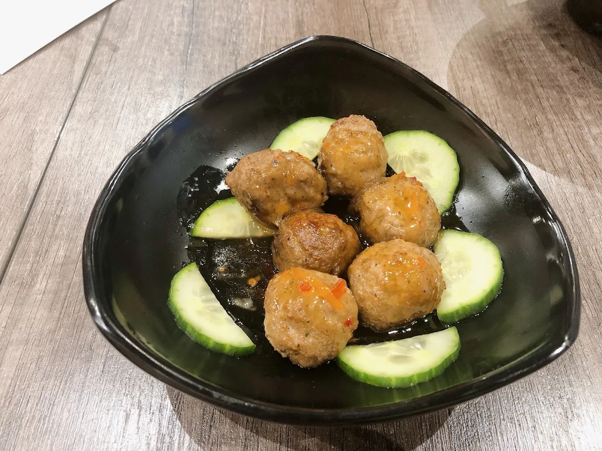 grilled beef meatballs with sweet chilly sauce 7 pcs 炙烧牛肉丸